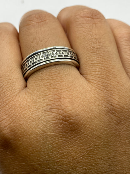 Anillo en la balanza mostrando 9 gramos de plata auténtica