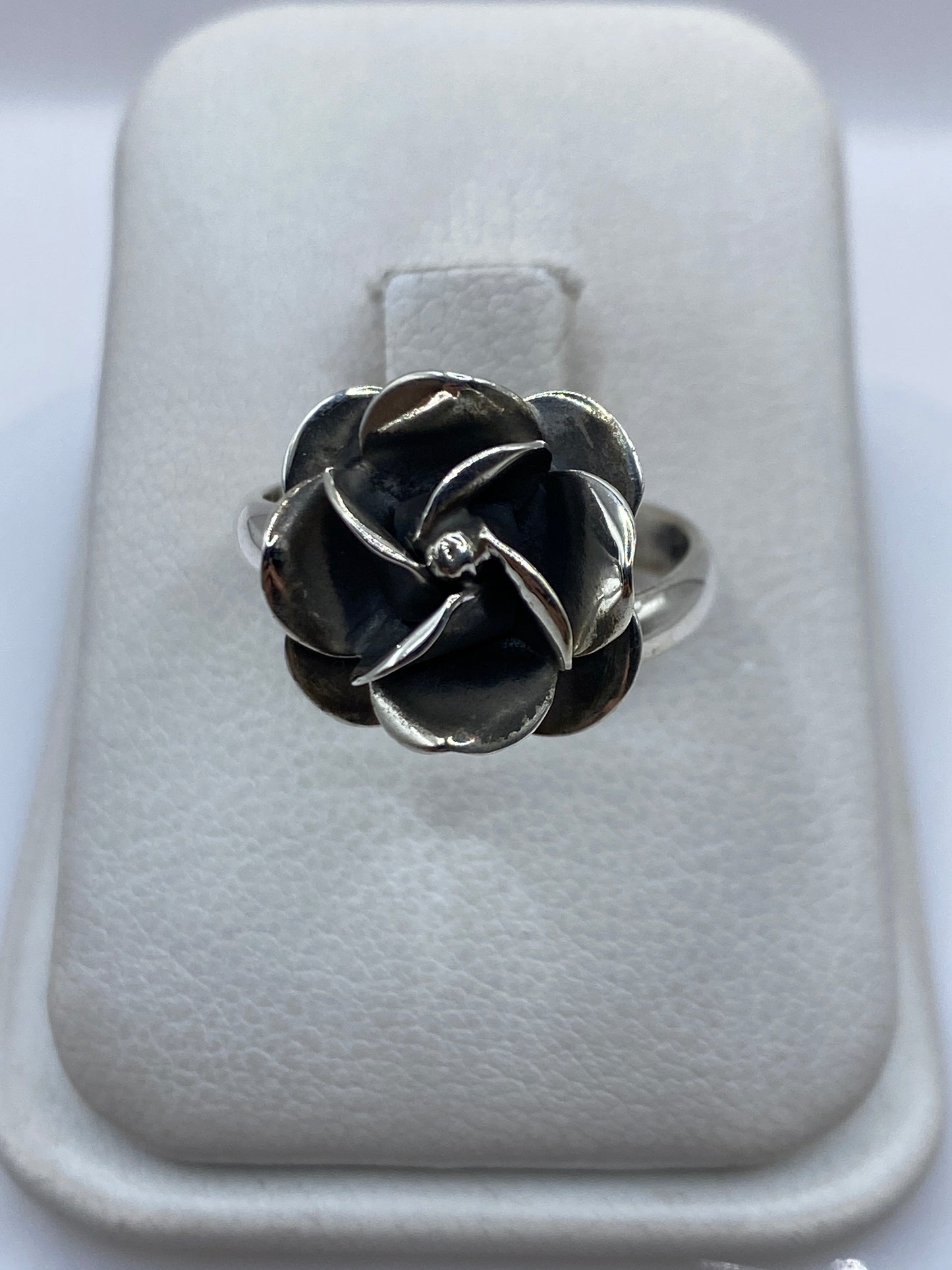 Anillo de plata .925 en forma de rosa tridimensional sobre estuche blanco