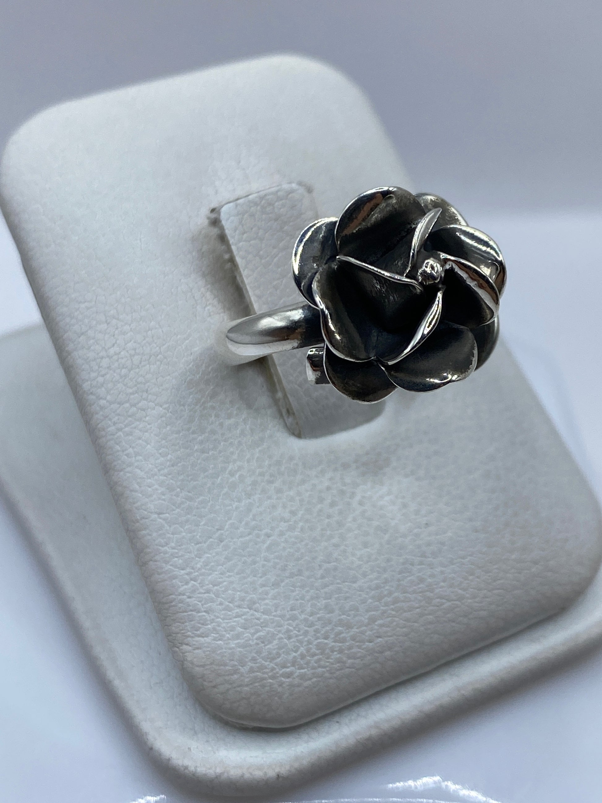 Detalle frontal del anillo de rosa con volumen en plata Taxco