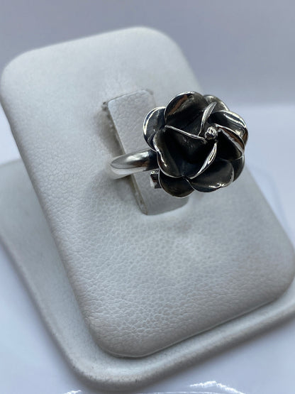 Detalle frontal del anillo de rosa con volumen en plata Taxco