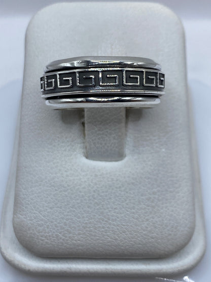 Anillo de plata .925 con patrón griego geométrico en dedo masculino