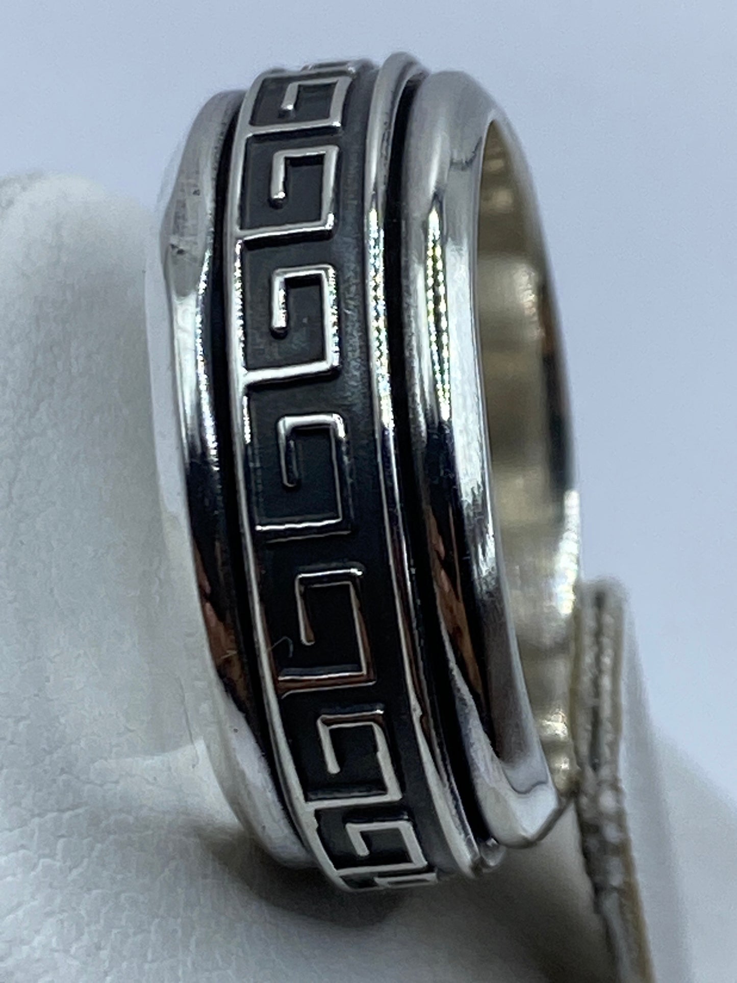 Lateral del anillo de plata con acabado pulido y satinado