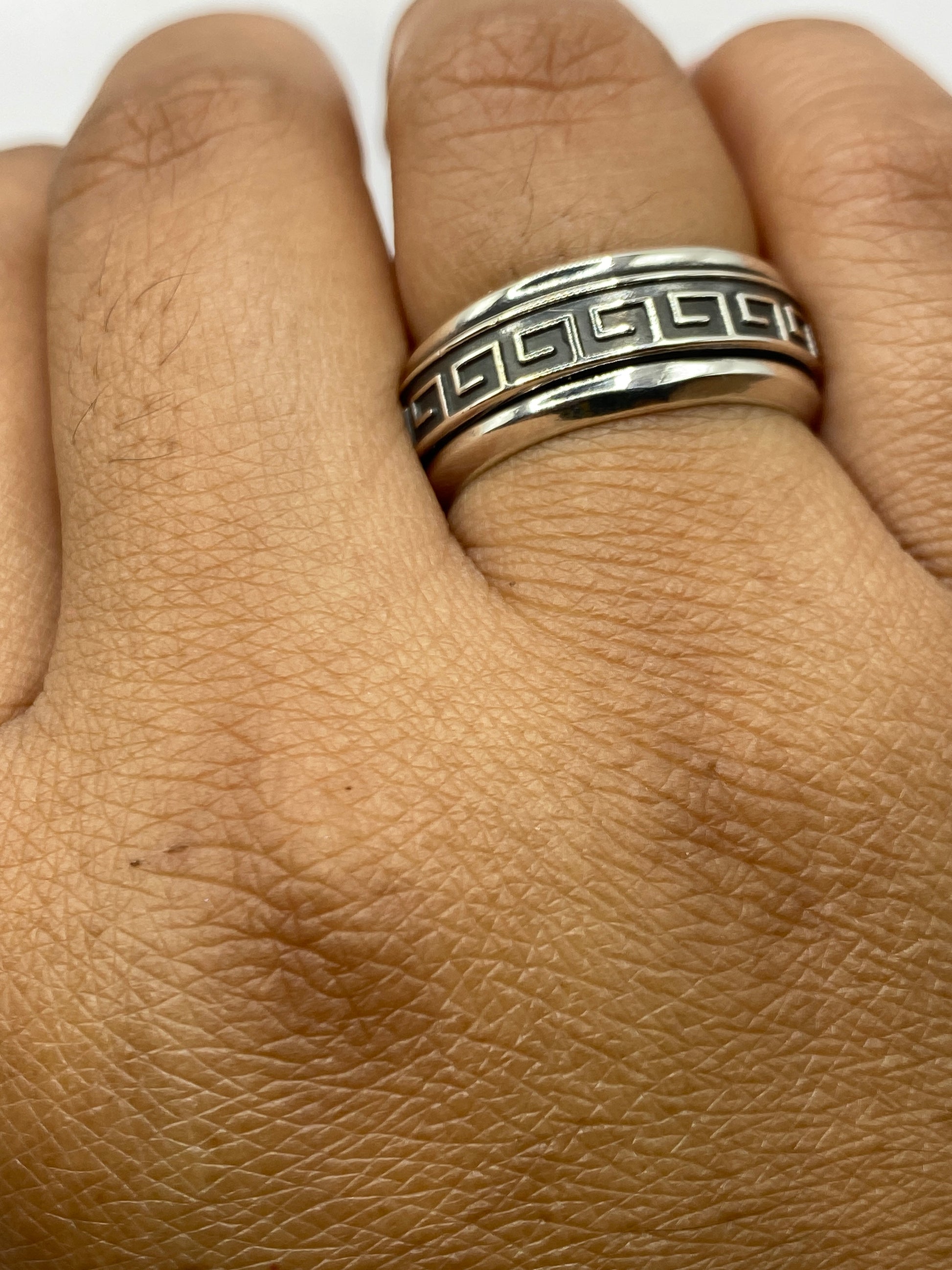Anillo sobre fondo gris mostrando el Quinto .925 en el interior
