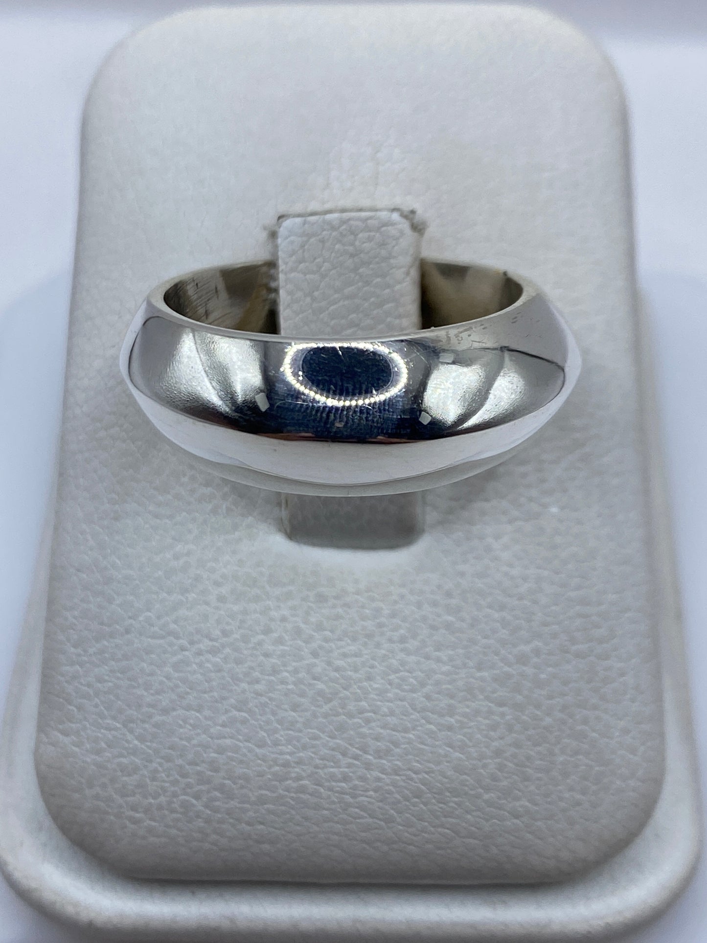 Anillo de plata cartoneado clásico en caja, vista frontal del diseño redondeado