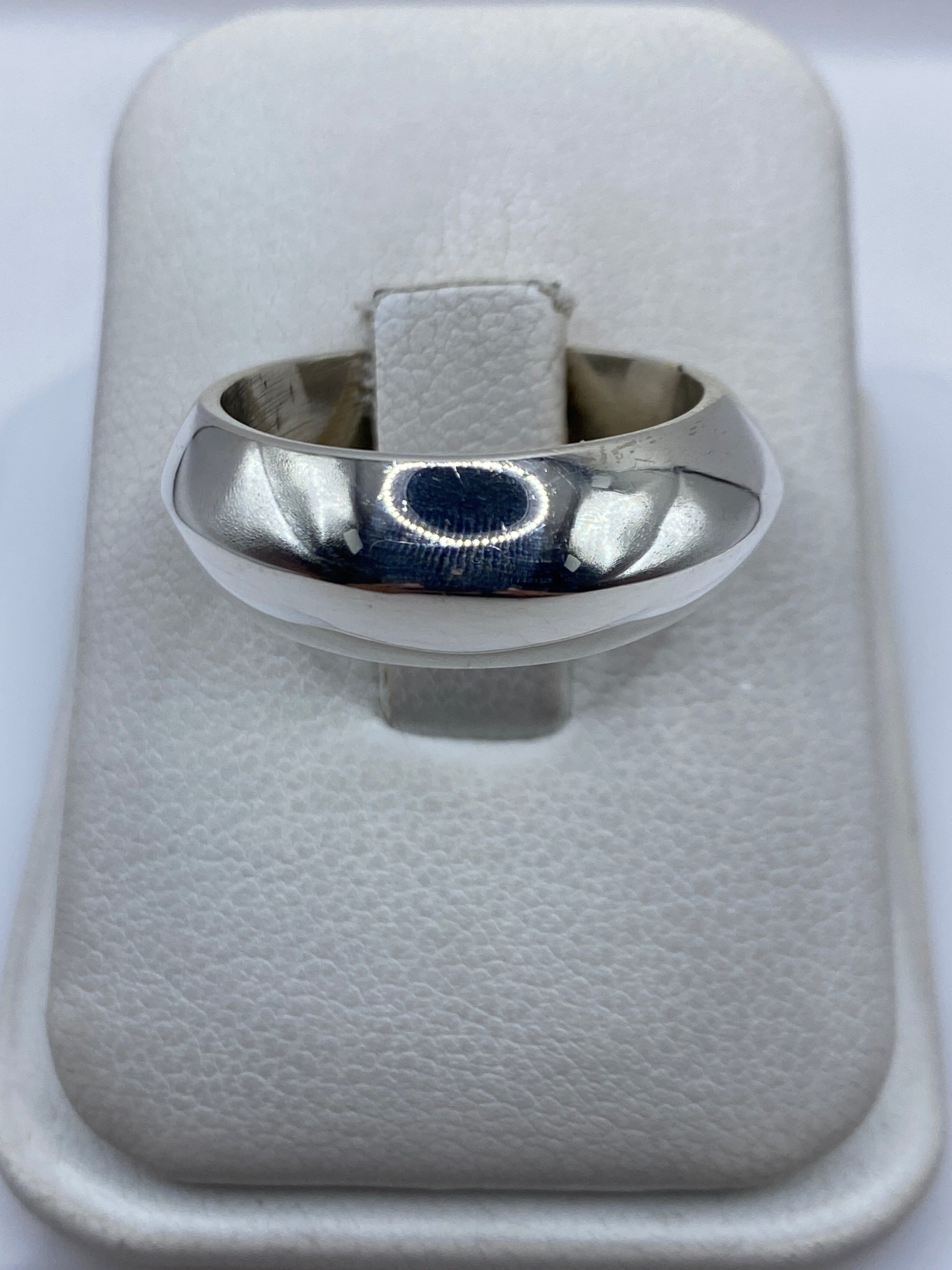 Anillo de plata cartoneado clásico en caja, vista frontal del diseño redondeado