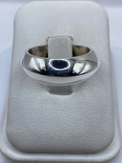 Anillo de plata cartoneado clásico en caja, vista frontal del diseño redondeado