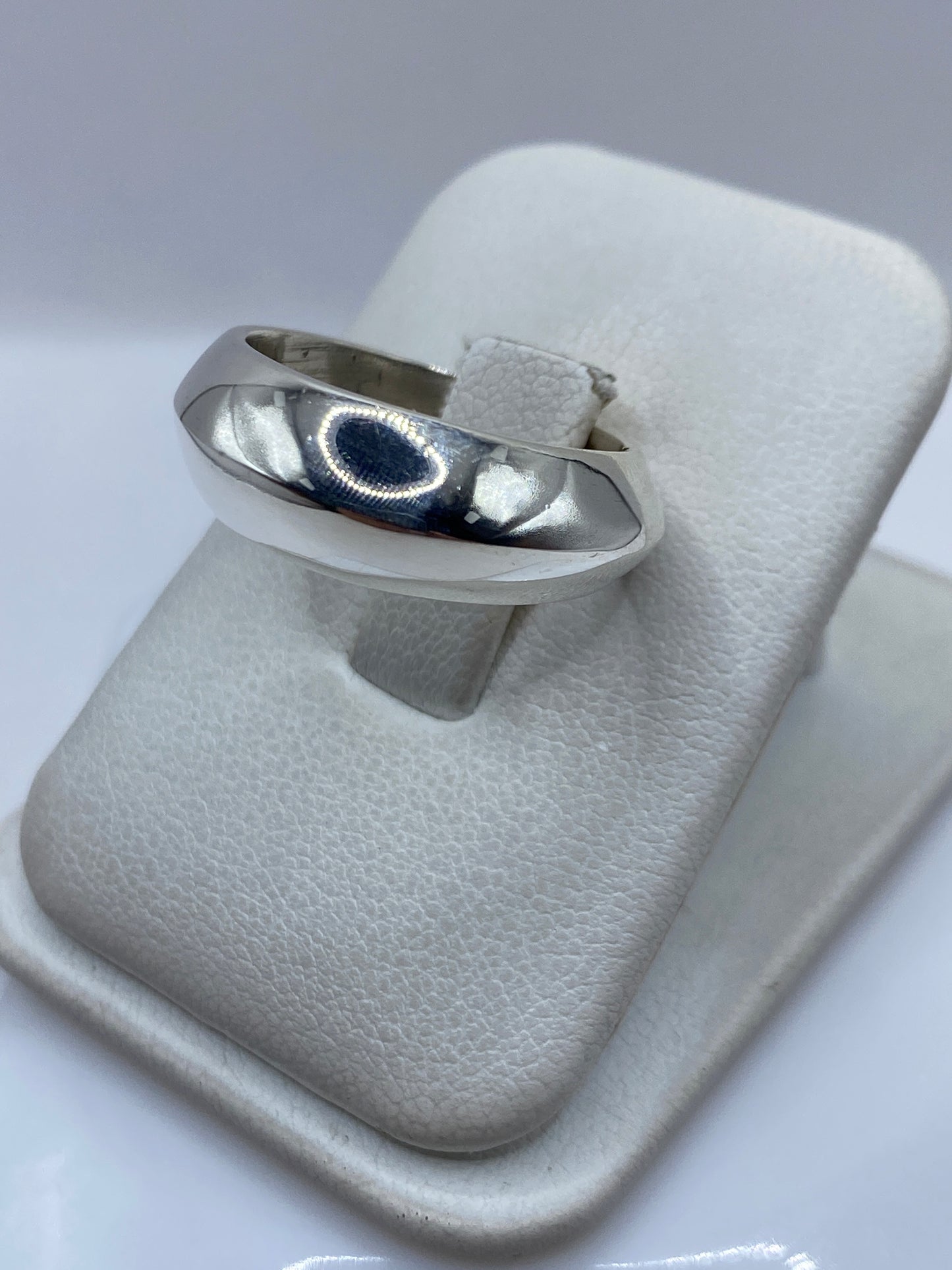Detalle lateral del anillo de plata .925 mostrando el volumen y el pulido espejo