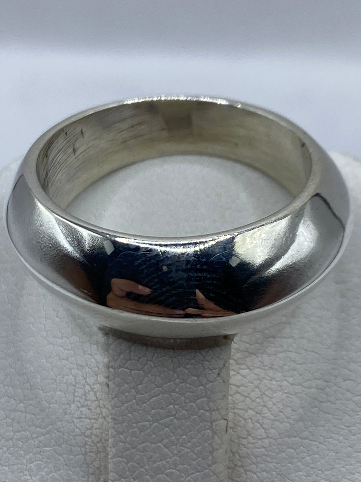 Anillo cartoneado en la mano de una mujer, demostrando el peso y la comodidad
