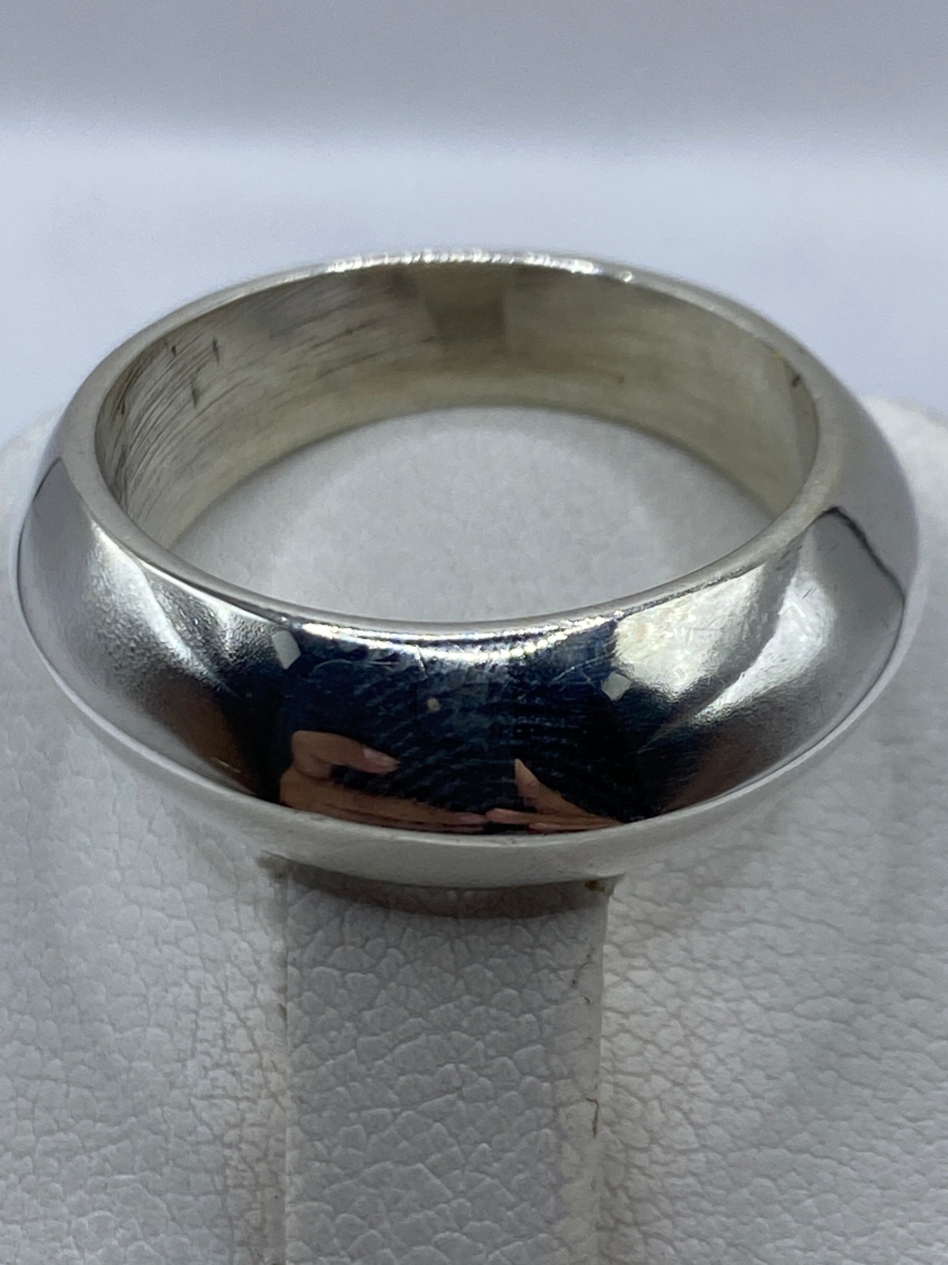Anillo cartoneado en la mano de una mujer, demostrando el peso y la comodidad