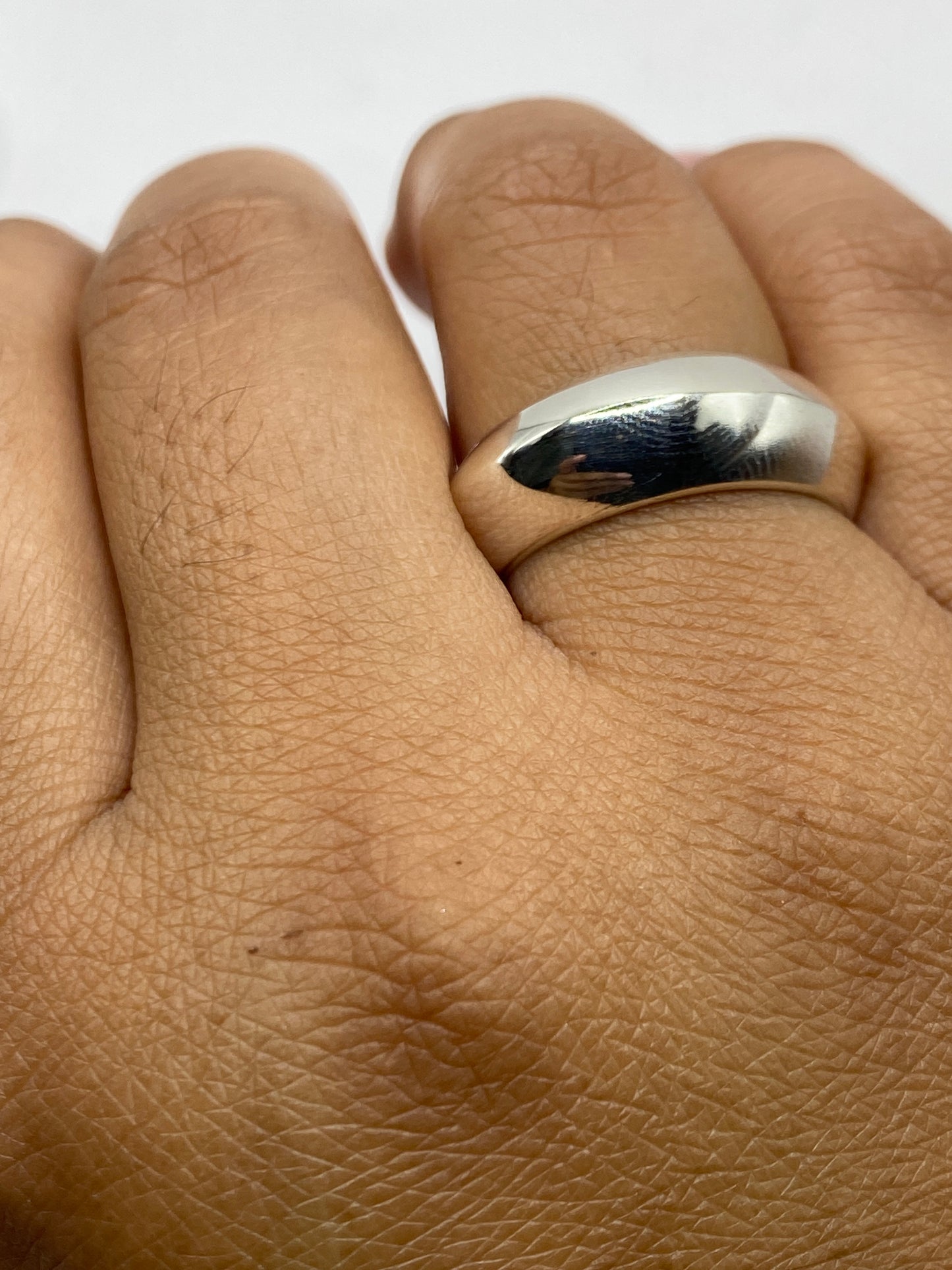 Interior del anillo en escala mostrando el peso de 9.7 gramos con marca de Quinto .925