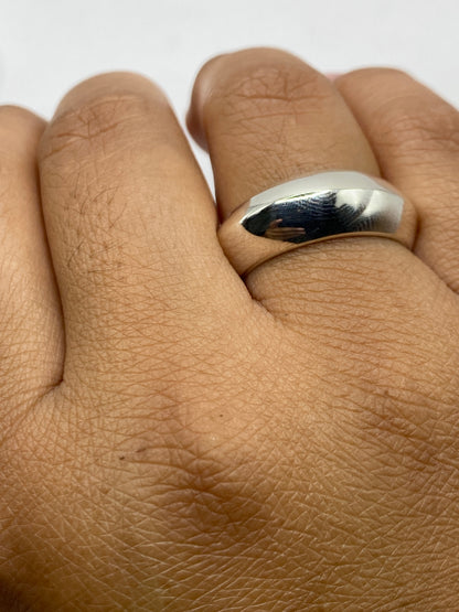 Interior del anillo en escala mostrando el peso de 9.7 gramos con marca de Quinto .925