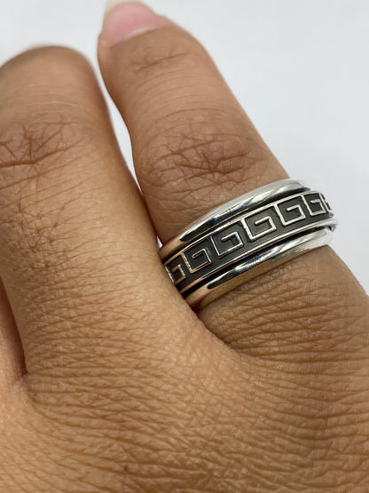 Anillo en la mano mostrando cómo gira la banda exterior de plata