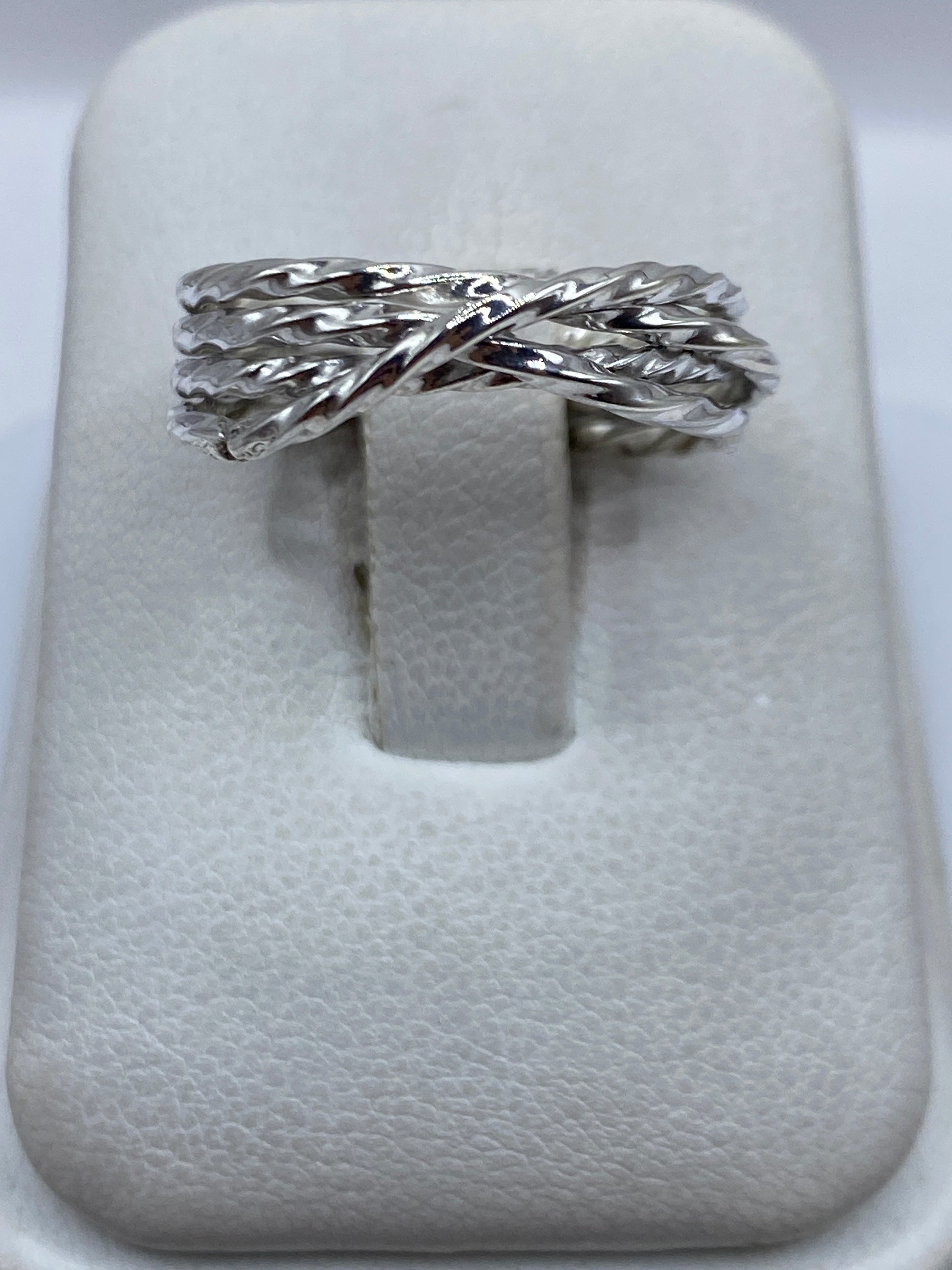 Anillo de plata retorcido y pulido en talla 8, vista frontal en estuche blanco