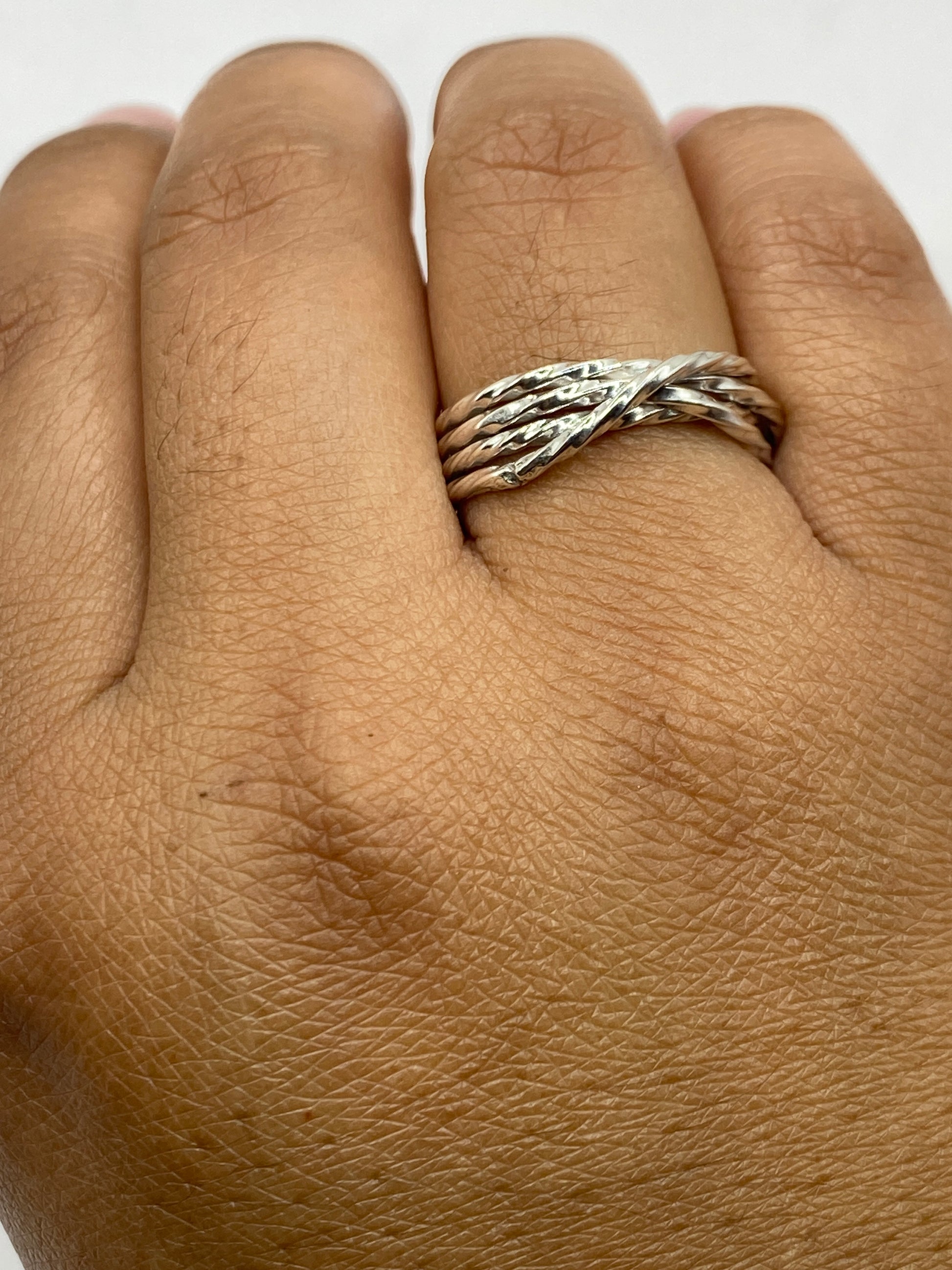 Anillo de plata retorcido desde atrás, mostrando el acabado uniforme y el Quinto .925