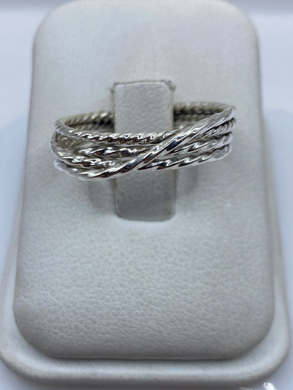 Anillo de plata .925 retorcido en estuche blanco, vista frontal