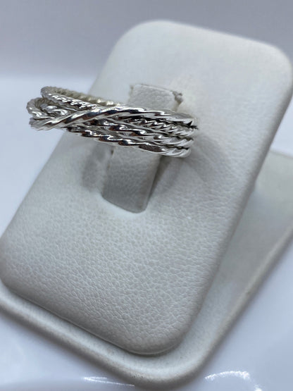 Detalle lateral del anillo retorcido mostrando las bandas pulidas