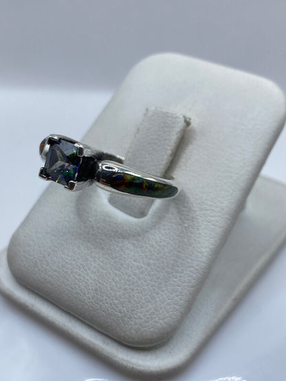 Detalle lateral del anillo de ópalo de fuego con engaste de plata pulida