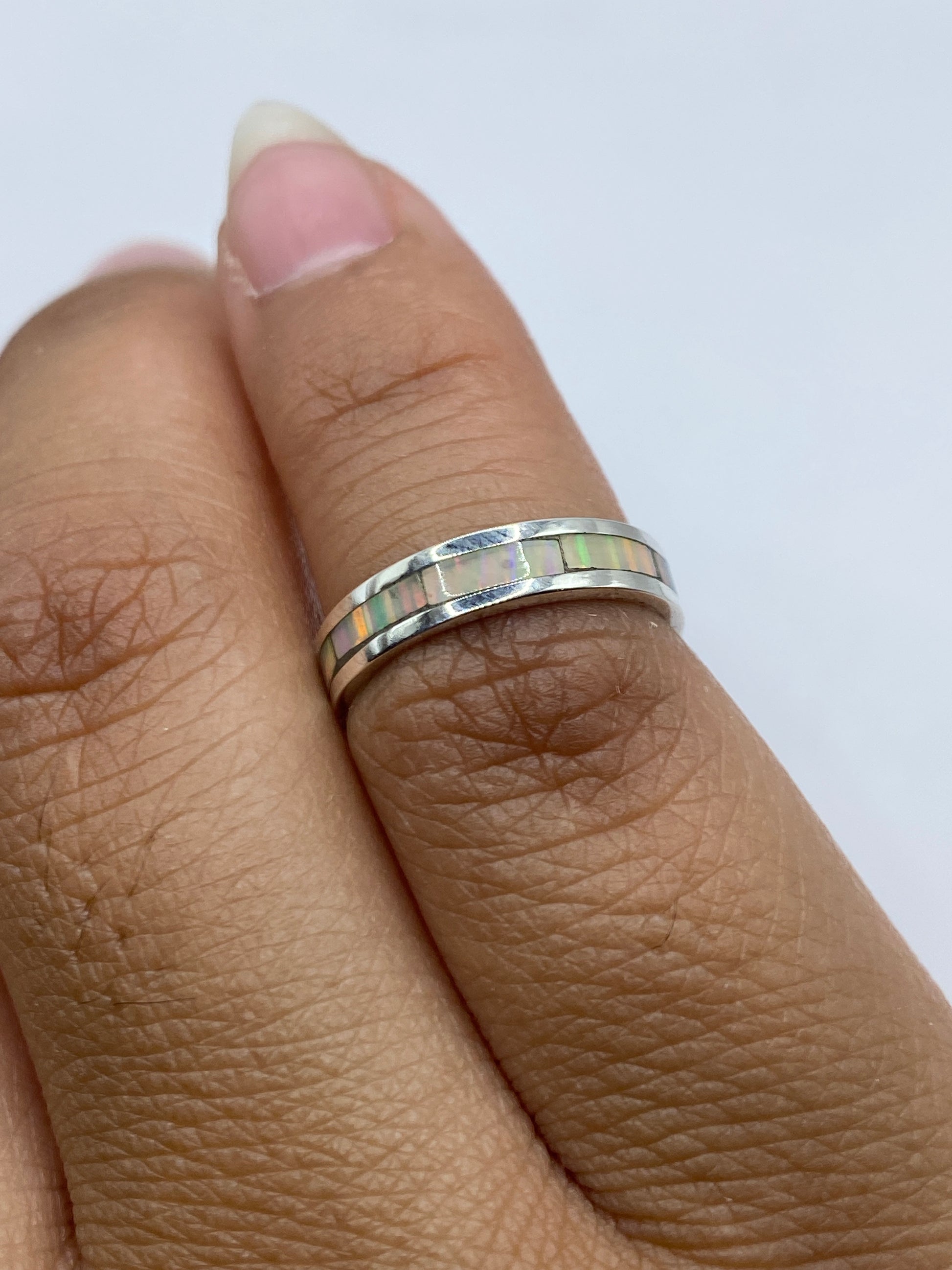 Anillo en el dedo mostrando los colores naturales del ópalo de fuego