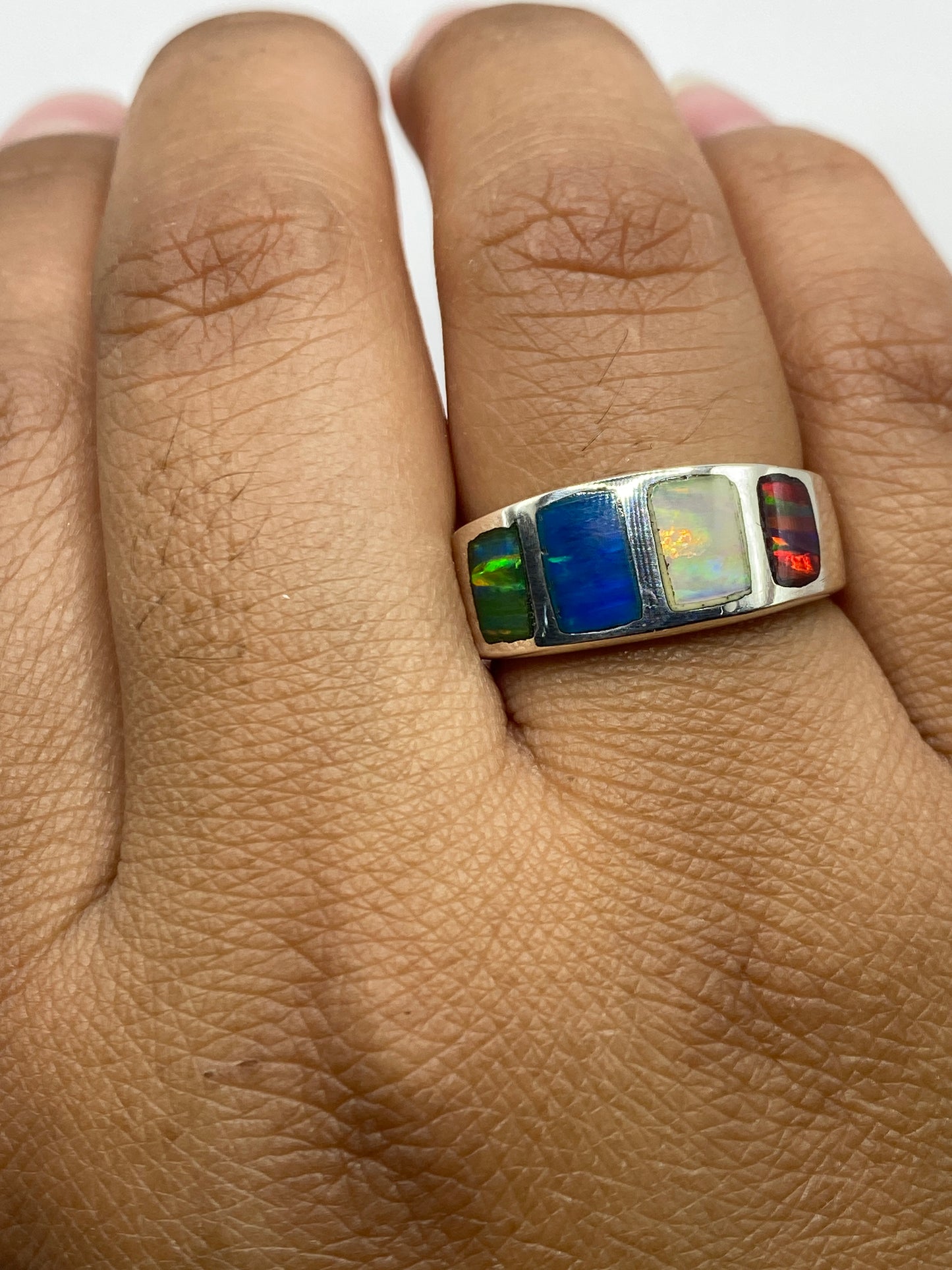 Anillo sobre fondo gris mostrando el sello .925 en el interior