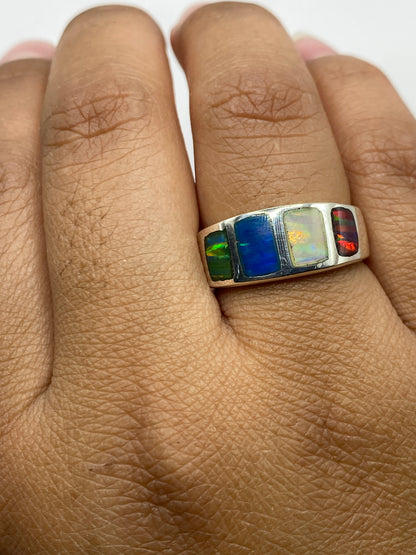 Anillo sobre fondo gris mostrando el sello .925 en el interior