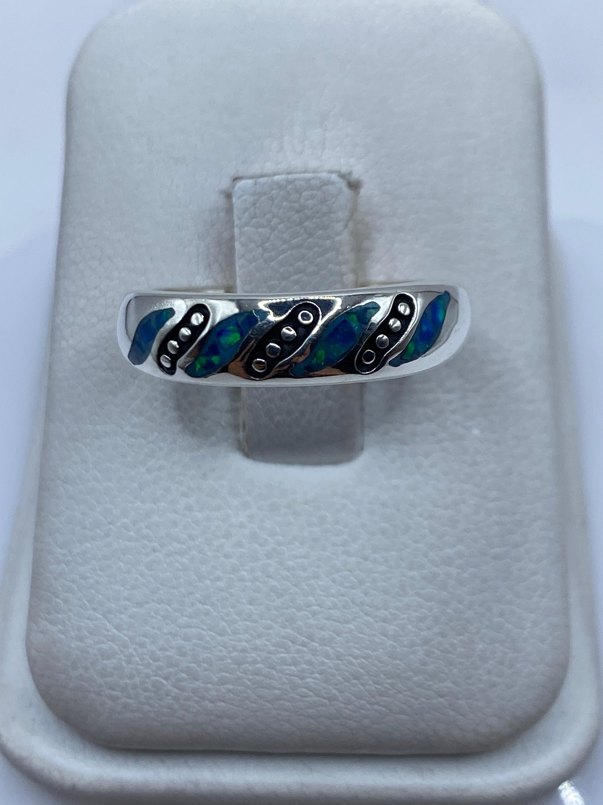 Anillo de plata .925 con ópalo de fuego azul, engastado a mano en Taxco