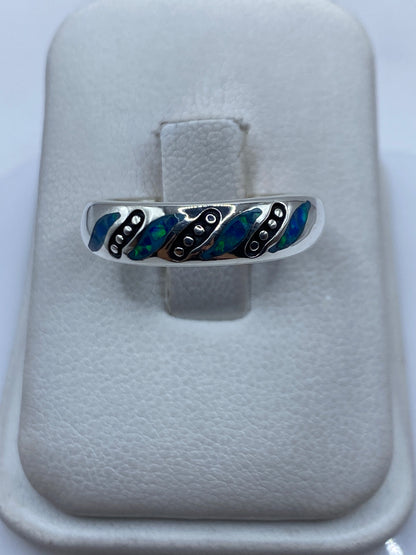 Anillo de plata .925 con ópalo de fuego azul, engastado a mano en Taxco