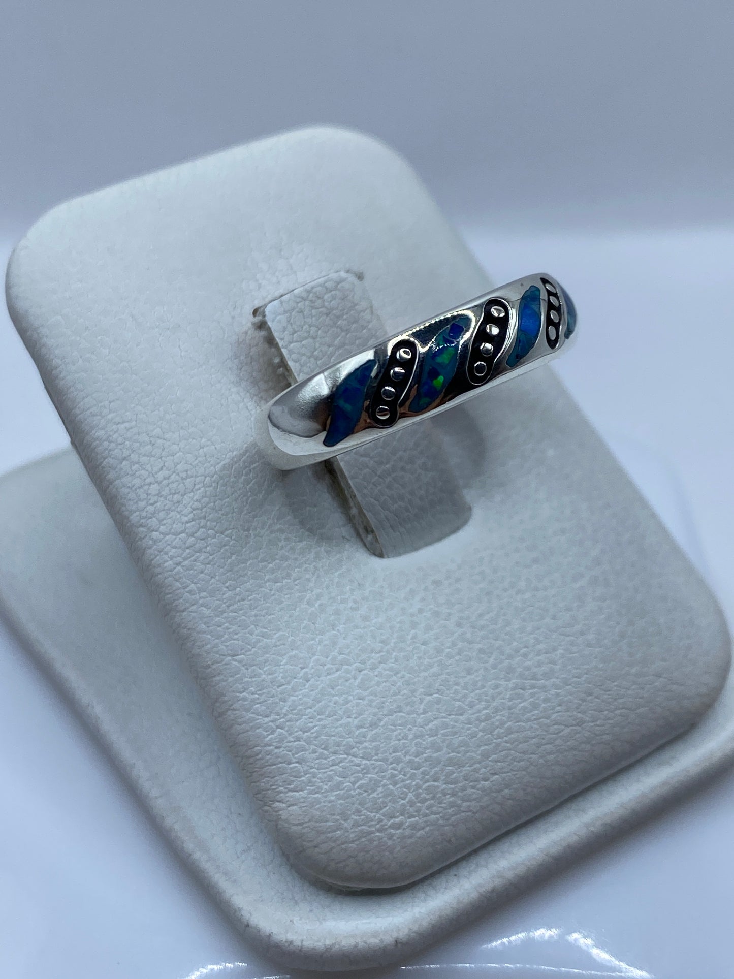 Detalle del ópalo de fuego azul en el anillo de plata pulida