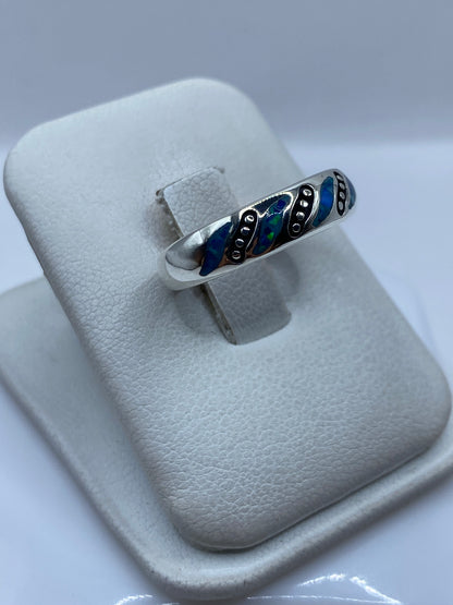 Detalle del ópalo de fuego azul en el anillo de plata pulida