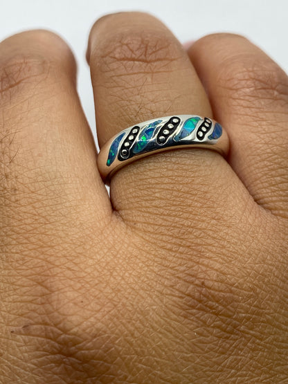 Anillo sobre fondo blanco mostrando el Quinto .950 grabado