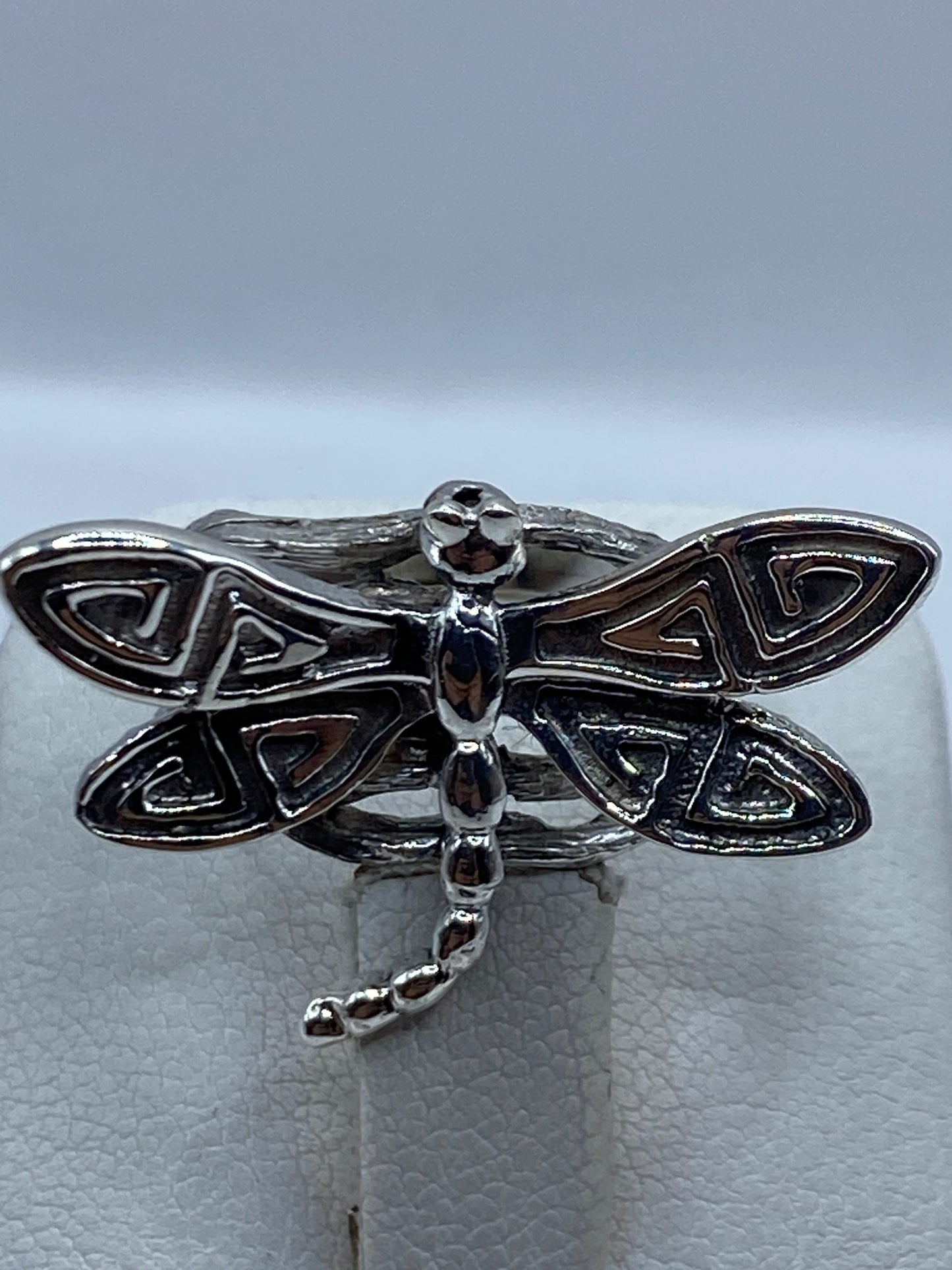 Anillo de plata libélula mostrando las alas caladas y oxidado selectivo