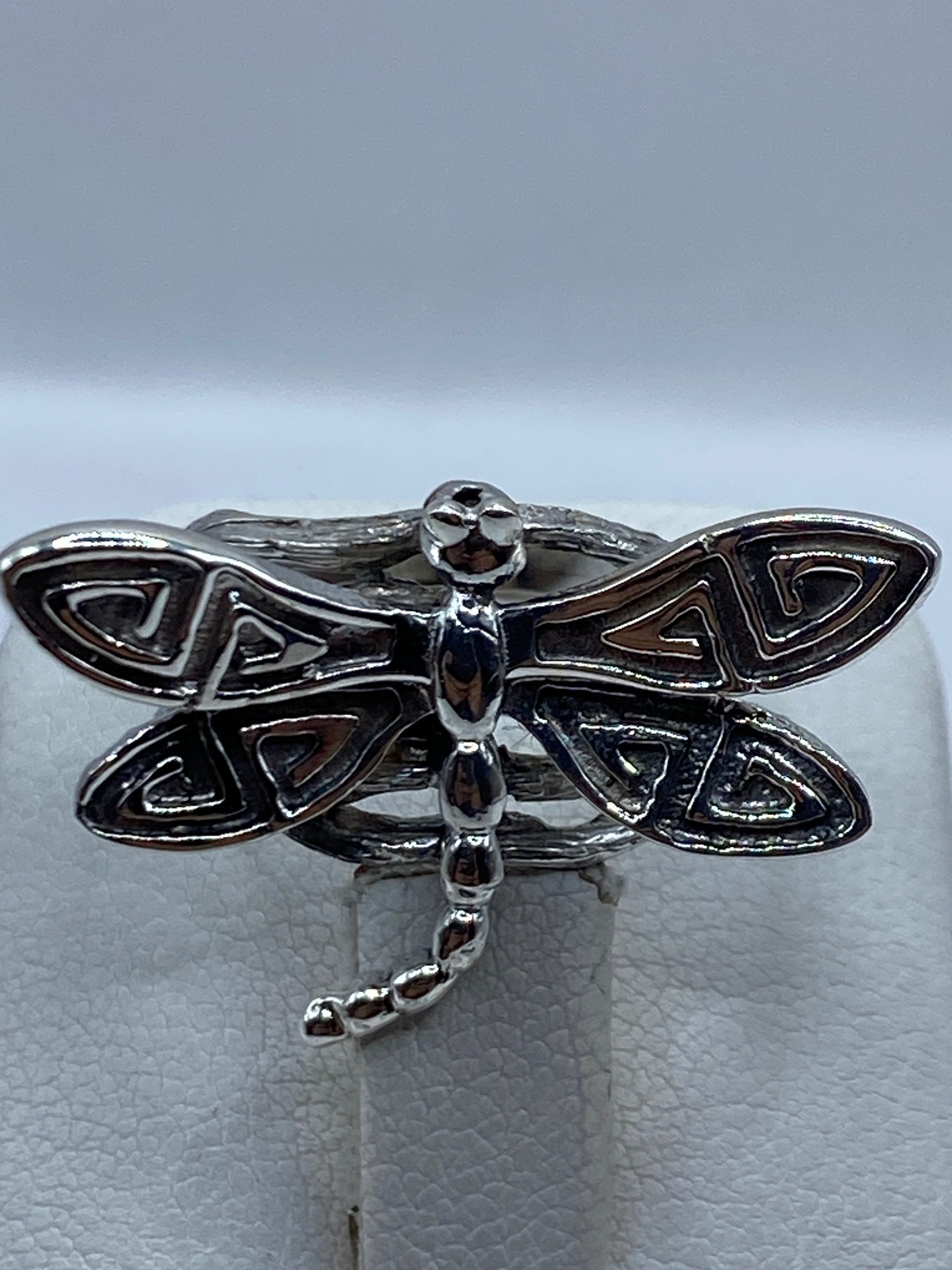 Anillo de plata libélula mostrando las alas caladas y oxidado selectivo