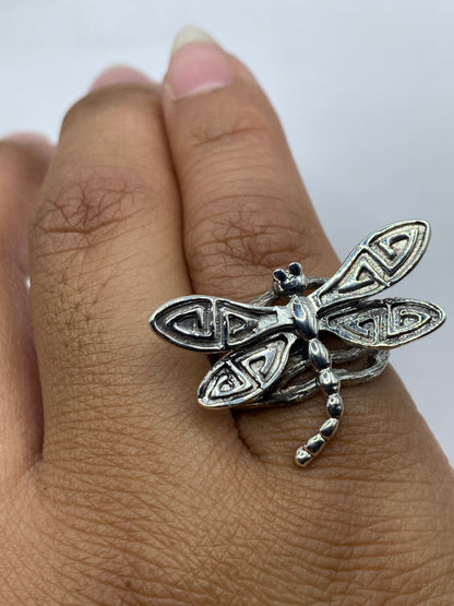 Anillo libélula sobre fondo blanco con iluminación que resalta los detalles
