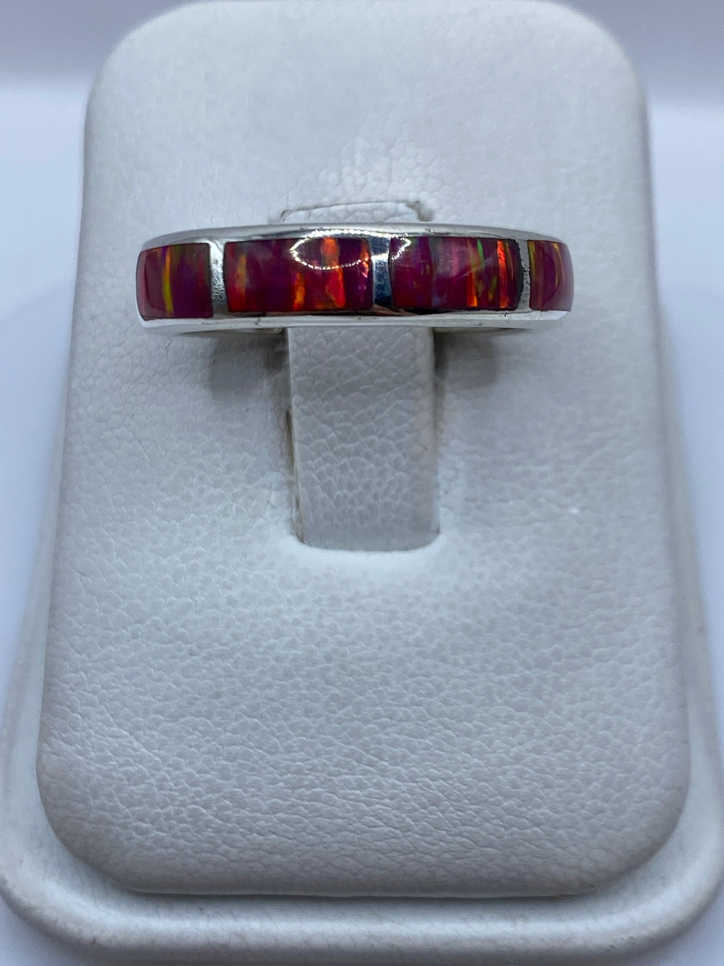 Anillo de plata .950 con ópalo de fuego rosa engastado, visto desde arriba en estuche blanco