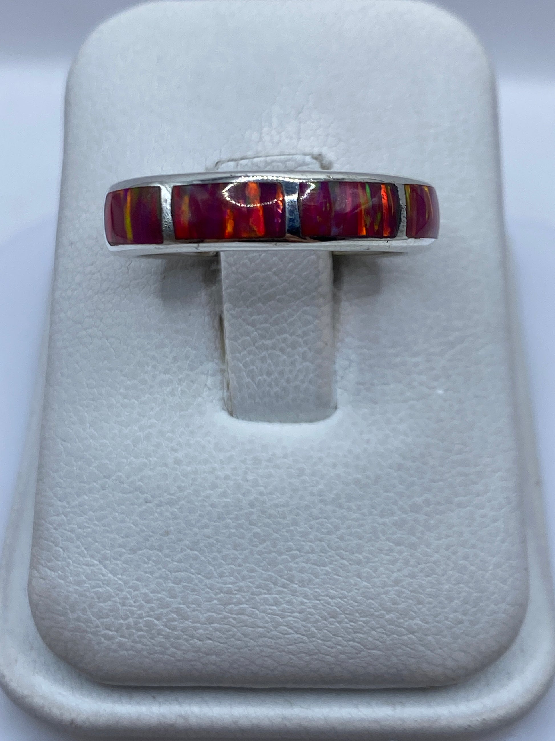 Anillo de plata .950 con ópalo de fuego rosa engastado, visto desde arriba en estuche blanco
