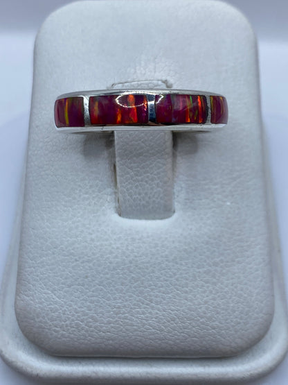 Anillo de plata .950 con ópalo de fuego rosa engastado, visto desde arriba en estuche blanco