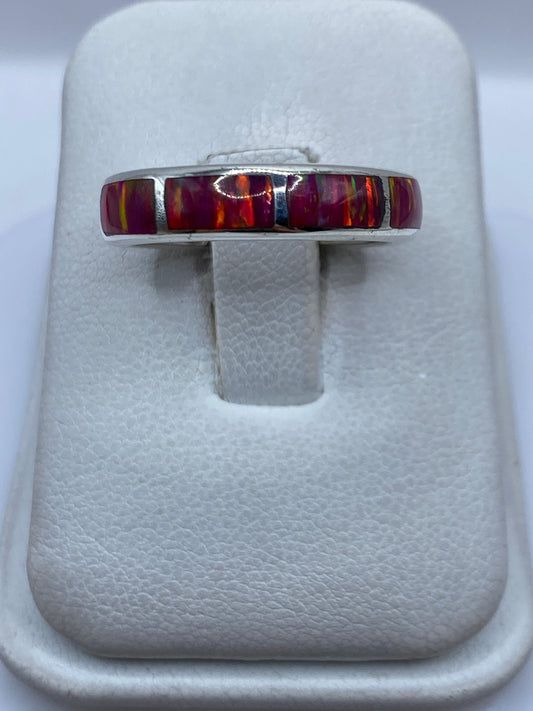 Anillo de plata .950 con ópalo de fuego rosa engastado, visto desde arriba en estuche blanco