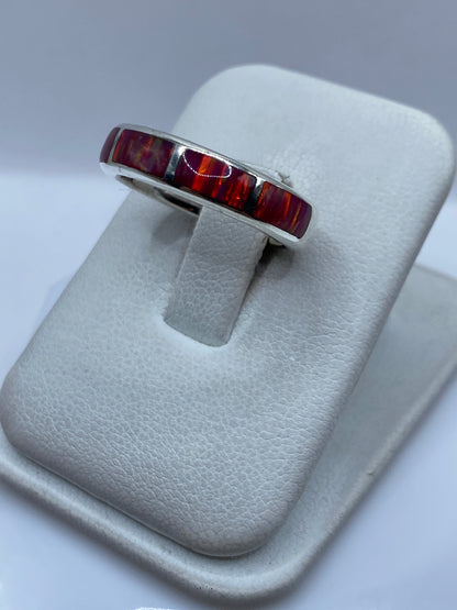 Vista lateral del anillo de plata .950 con ópalo rosa, mostrando el engaste a mano
