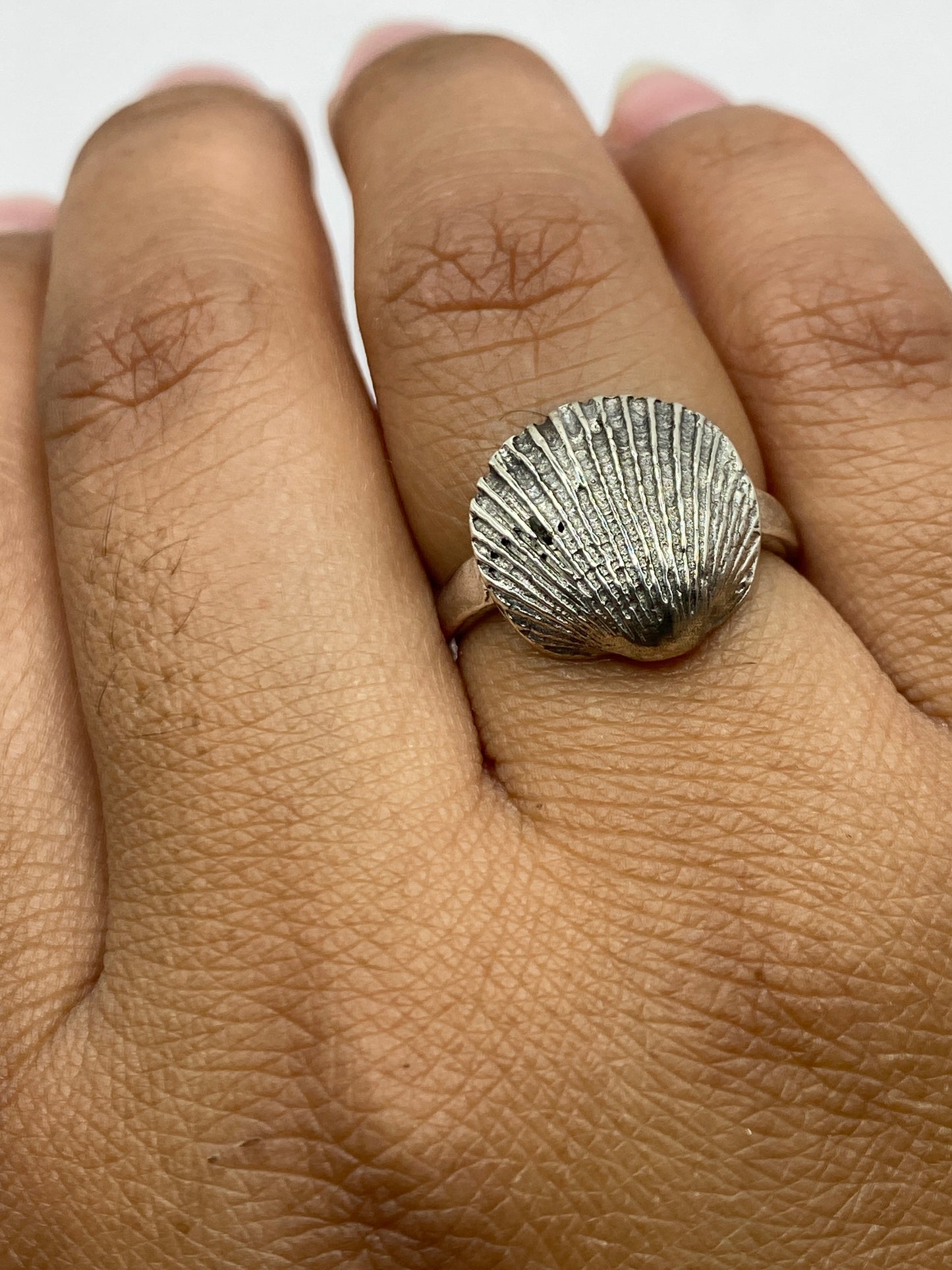 Anillo sobre fondo blanco mostrando el Quinto .925 y el acabado pulido