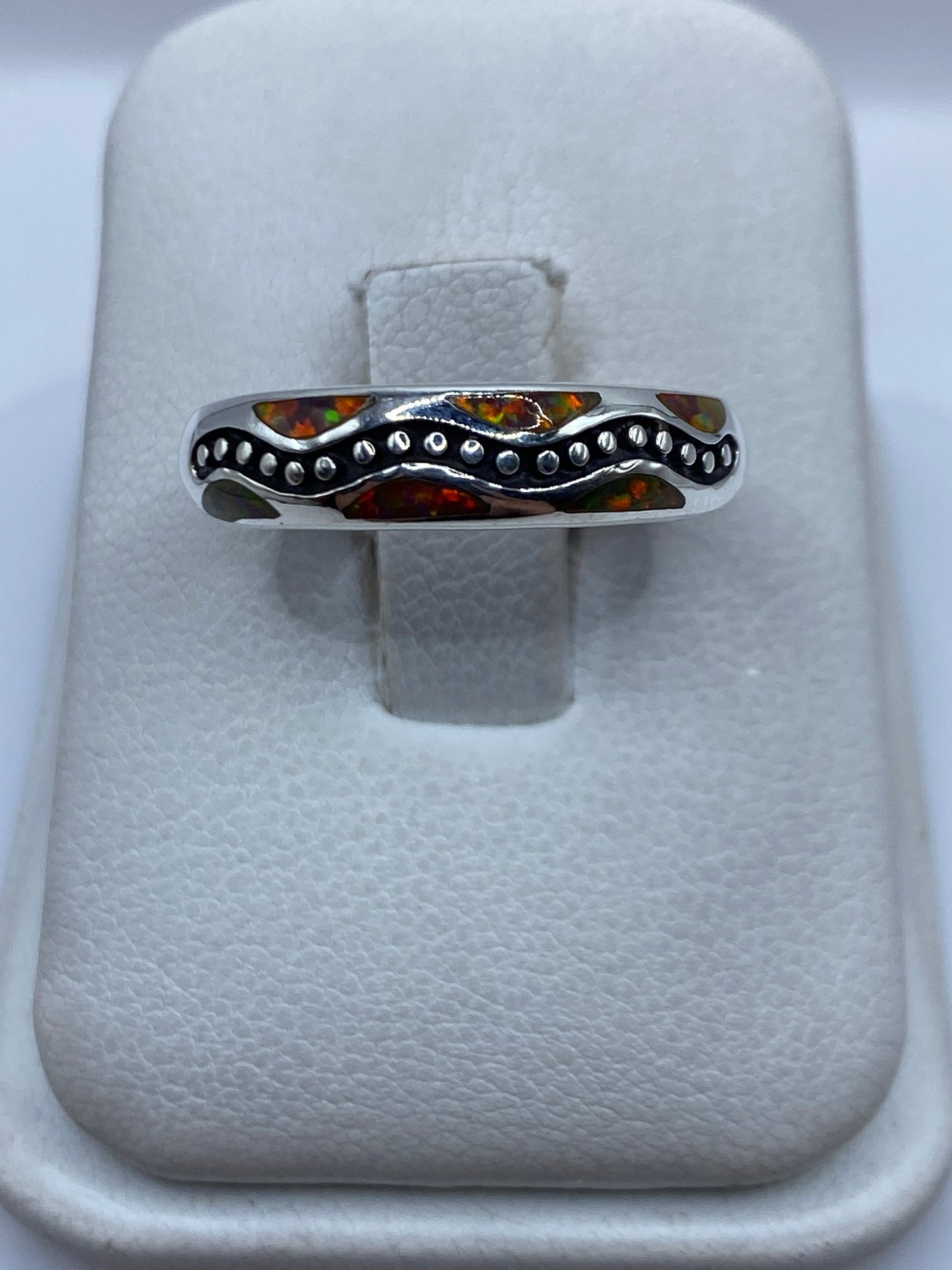 Anillo de plata .950 con ópalo de fuego multicolor en caja de presentación blanca
