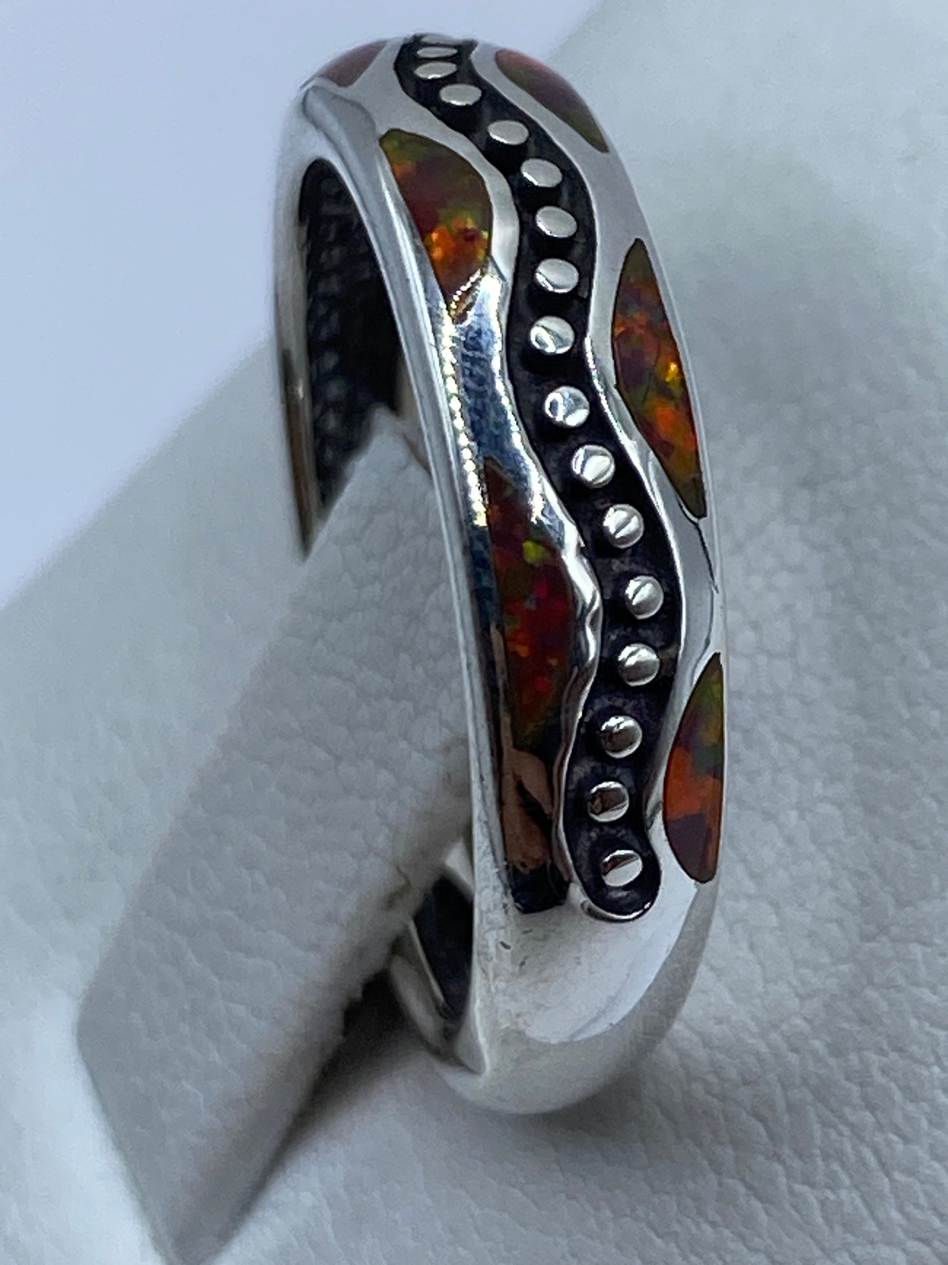 Vista lateral del anillo de plata .950 con engaste a mano del ópalo