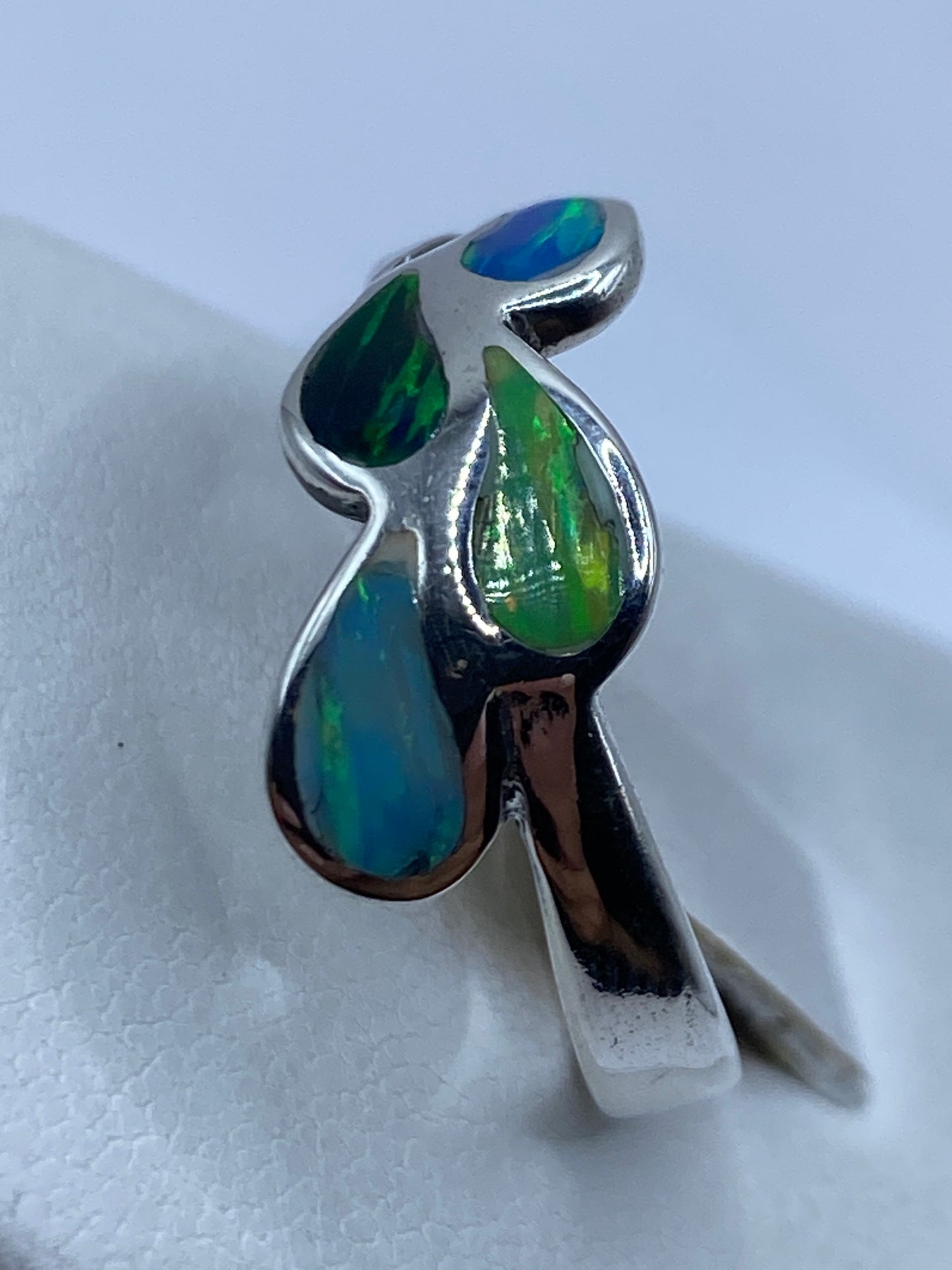 Detalle del ópalo de fuego multicolor con reflejos verdes, azules y dorados