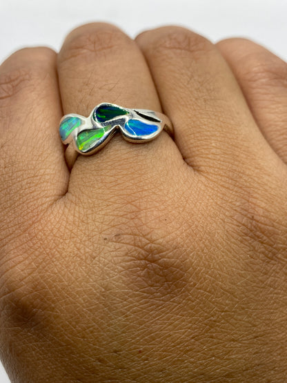 Anillo en dedo mostrando el brillo y cambio de color del ópalo al girar la mano