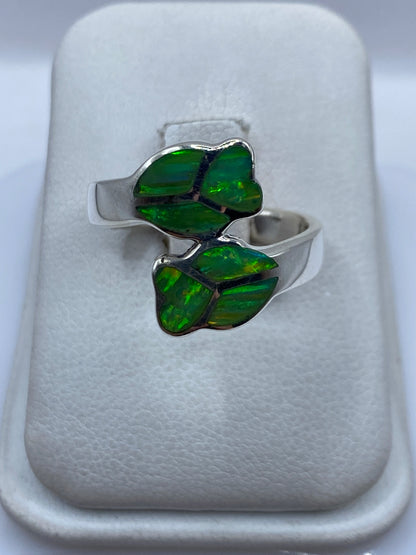Anillo de plata .950 con ópalo de fuego verde limón en mano de mujer