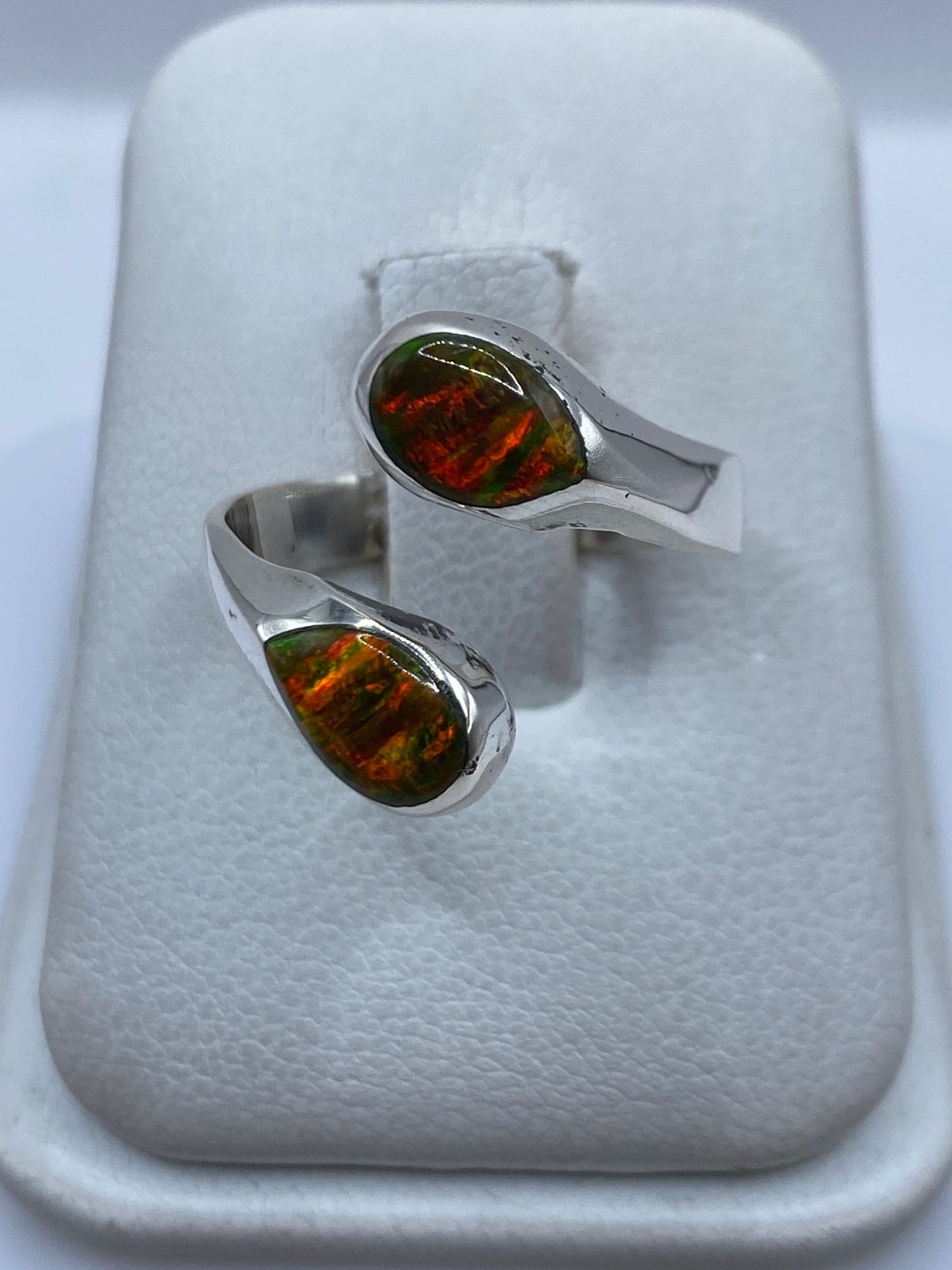 Anillo ajustable de plata con ópalo de fuego multicolor en estuche blanco