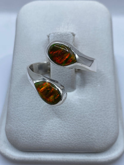 Anillo ajustable de plata con ópalo de fuego multicolor en estuche blanco