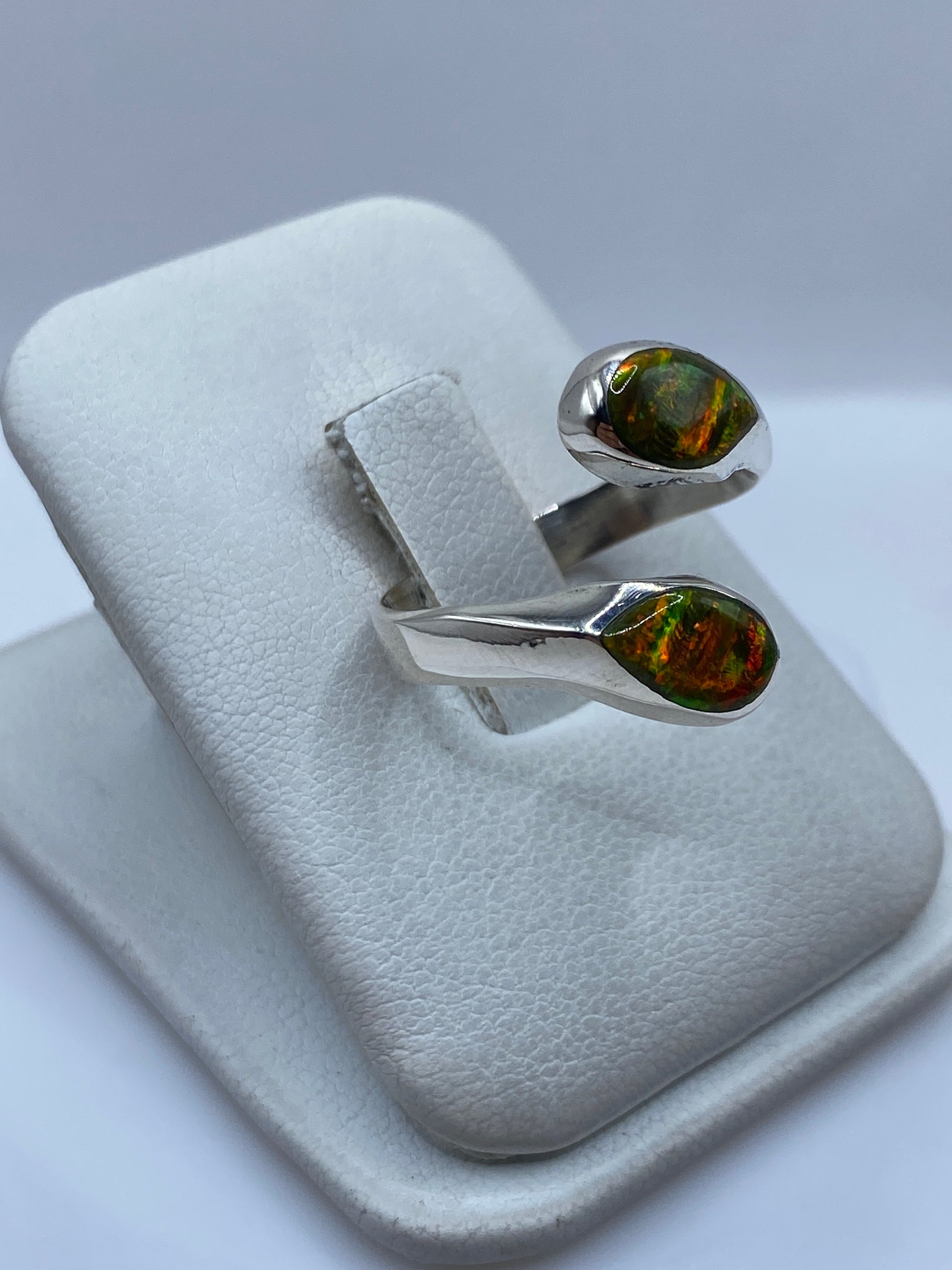 Detalle del ópalo de fuego mostrando sus tonos naranjas, verdes y rojos