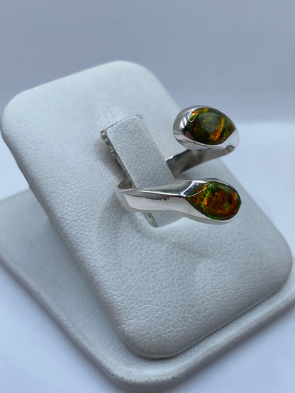 Detalle del ópalo de fuego mostrando sus tonos naranjas, verdes y rojos