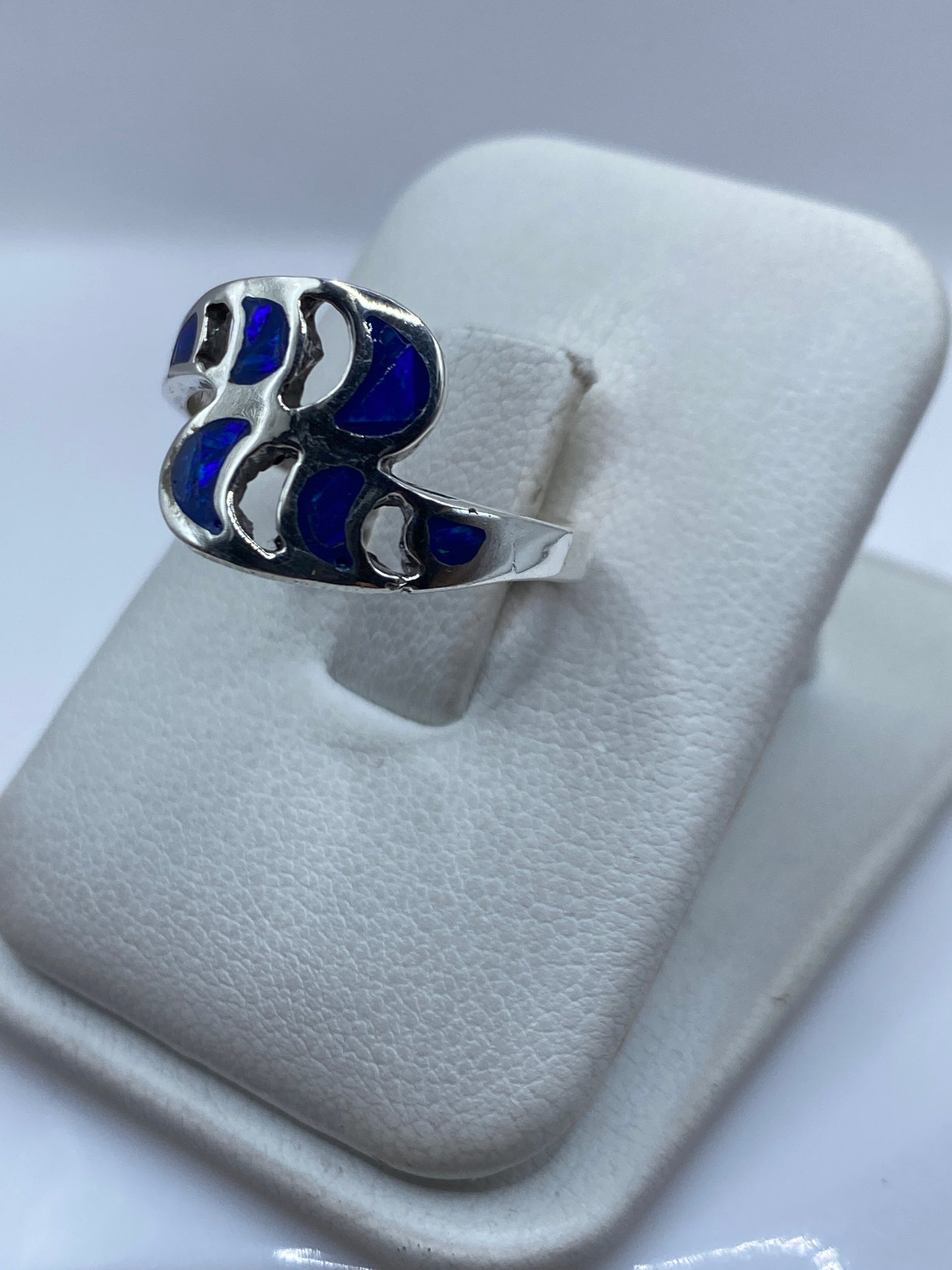 Detalle del engaste de ópalo de fuego y la forma fluida del anillo