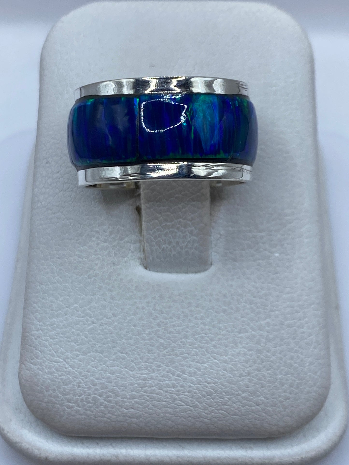 Anillo de plata .950 con ópalo de fuego azul, visto desde arriba en estuche blanco
