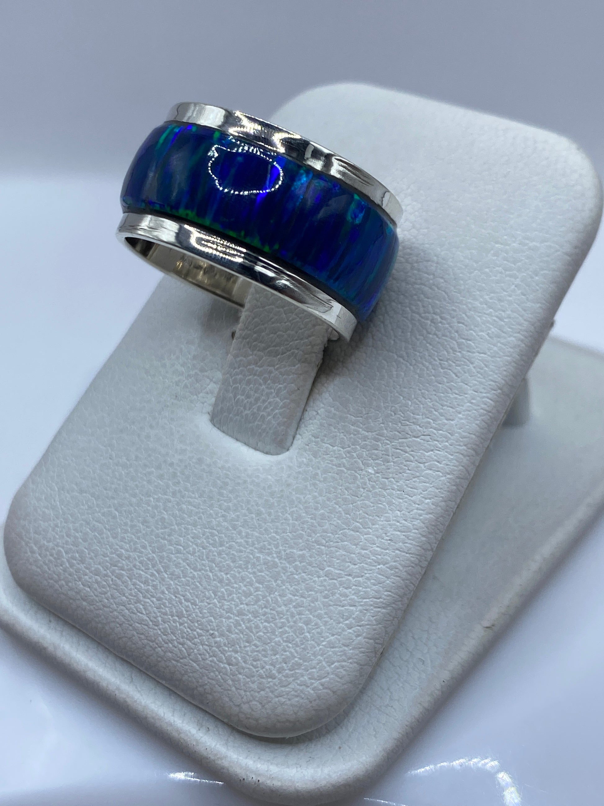 Ópalo de fuego azul engastado a mano en anillo de plata pura .950